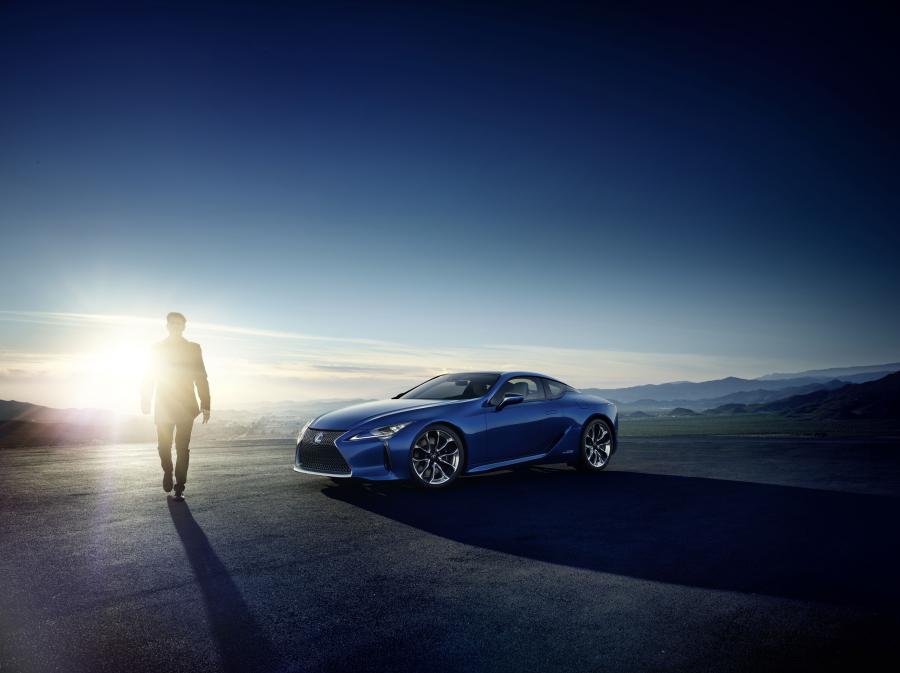 Lexus LC500h 2016 года  (EU) (фото 10 из 79)